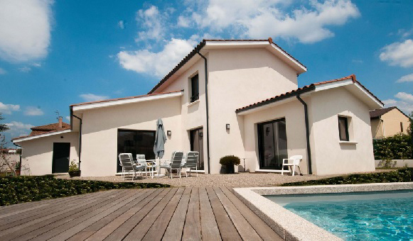 photo d'une maison avec piscine