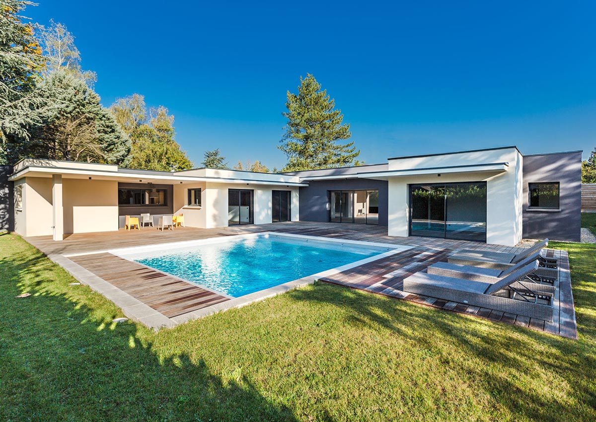 photo d'une maison articulée autour de la piscine