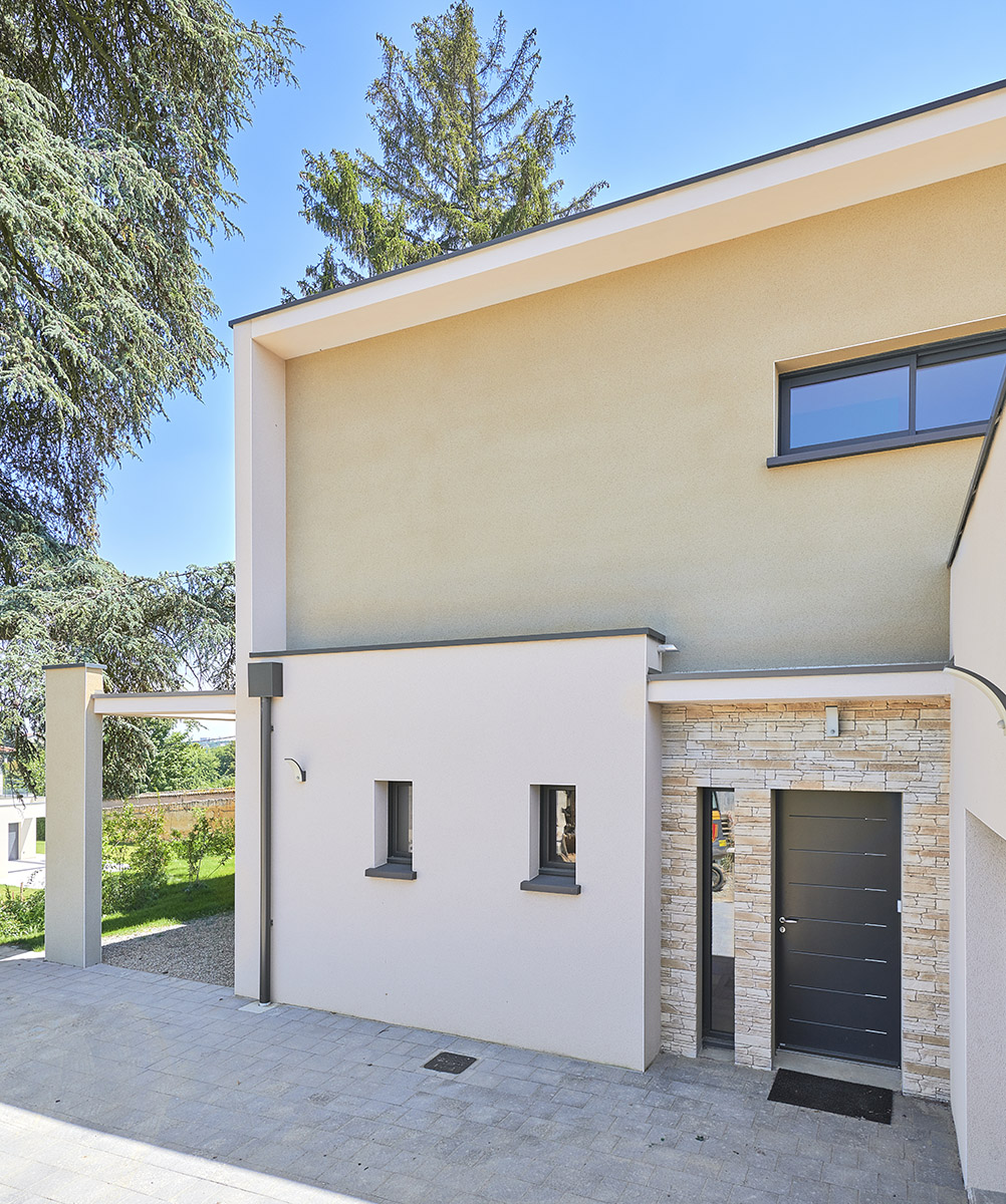 Magnifique mariage des pans et matériaux sur cette façade travaillée de maison contemporaine