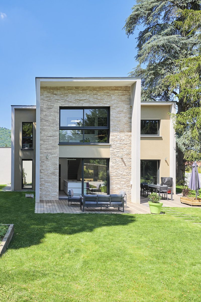 Une maison contemporaine dont l'originalité des formes cubiques interpelle...