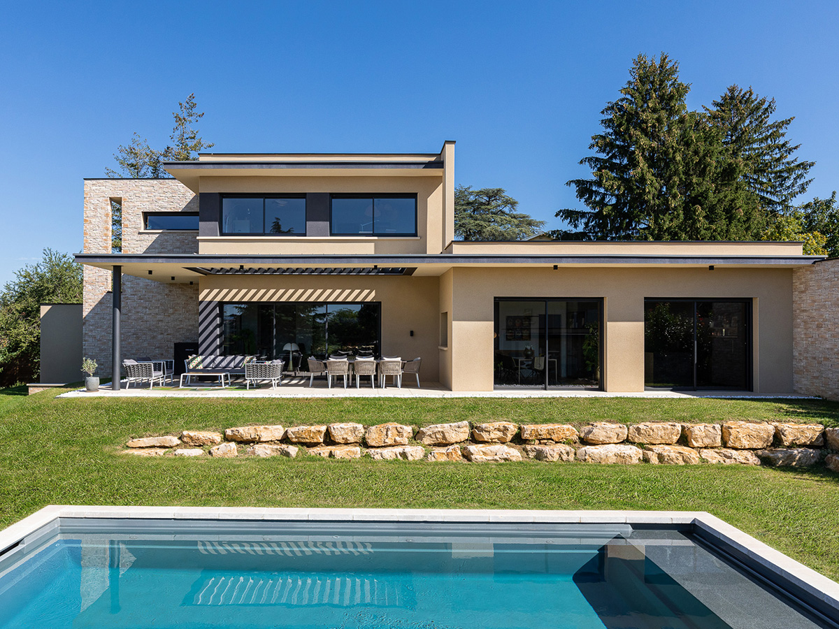 photo d'une magnifique villa avec une toiture terrasse et piscine