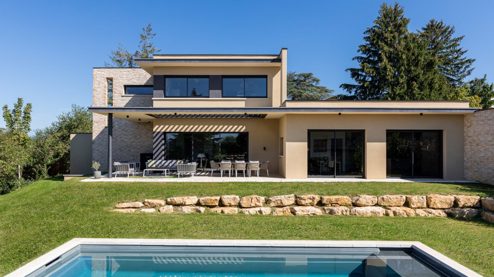 photo d'une maison à toit plat avec piscine