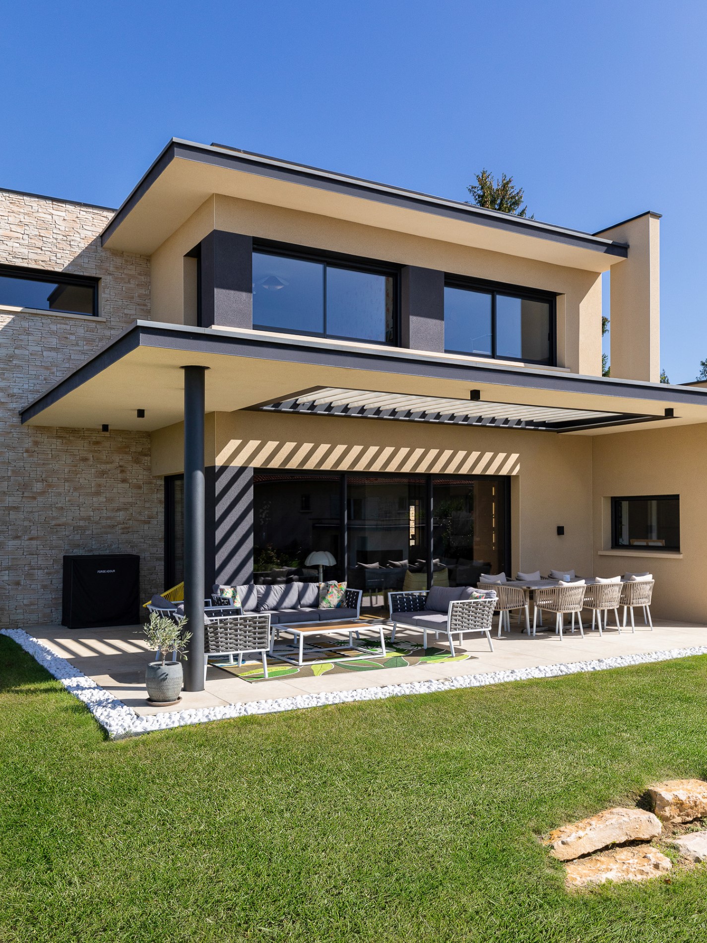 photo d'une façade de maison avec terrasse abritée par pergola