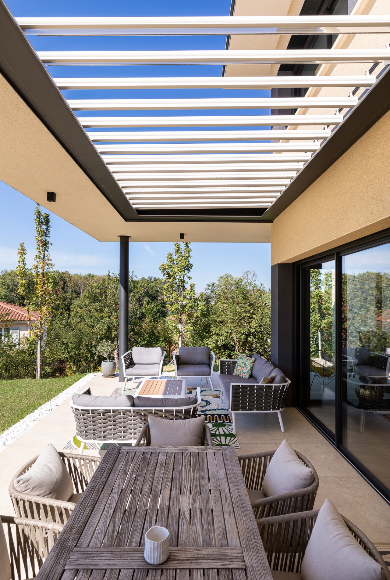 photo de volets motorisés sur un pergola intégrée à la toiture